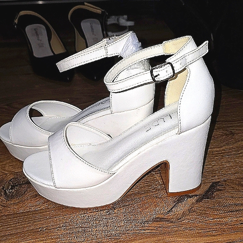 Women's White Chunky Heel NWOT - Picture 3 of 6